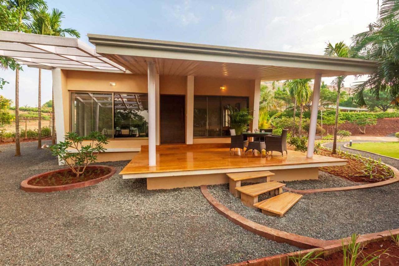 Stayvista'S Green Grove - A Modern Mountain-View Retreat With Lush Lawn Trimbak Eksteriør billede