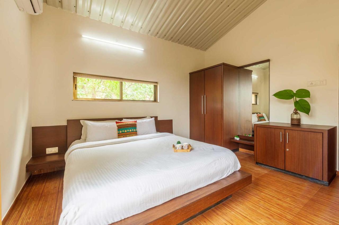 Stayvista'S Green Grove - A Modern Mountain-View Retreat With Lush Lawn Trimbak Eksteriør billede