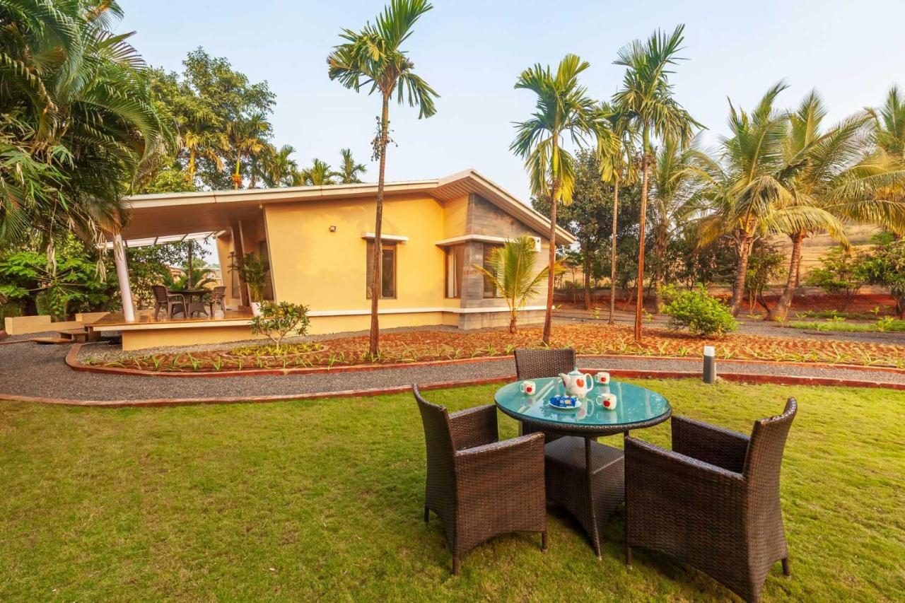 Stayvista'S Green Grove - A Modern Mountain-View Retreat With Lush Lawn Trimbak Eksteriør billede