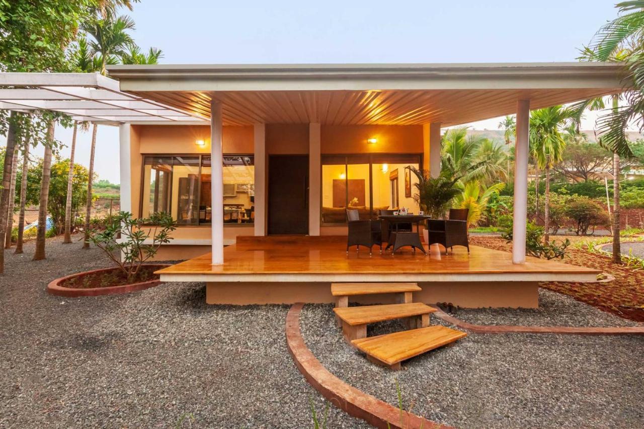 Stayvista'S Green Grove - A Modern Mountain-View Retreat With Lush Lawn Trimbak Eksteriør billede