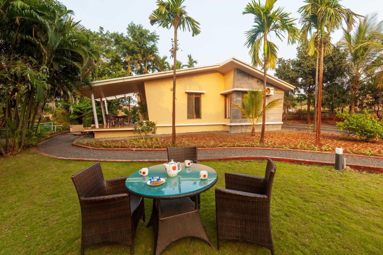 Stayvista'S Green Grove - A Modern Mountain-View Retreat With Lush Lawn Trimbak Eksteriør billede